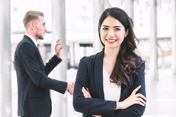 Moderne Geschäftsfrau Kreuzte Die Hände Büro Geschäftskonzept — Stockfoto