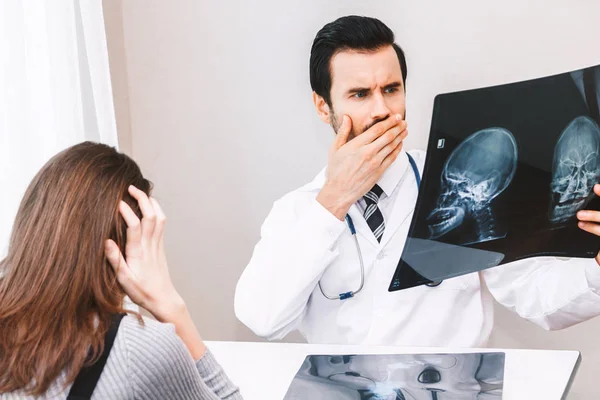 Médico Que Muestra Foto Rayos Una Paciente Hospital Healthcare Medicina — Foto de Stock