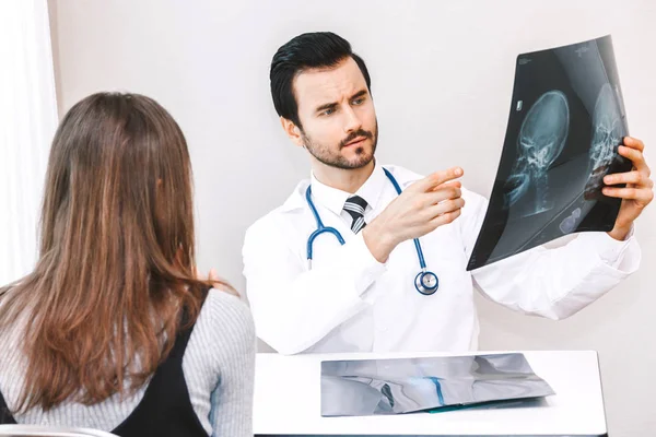 Dokter Ray Foto Tonen Aan Vrouwelijke Patiënt Hospital Healthcare Geneeskunde — Stockfoto