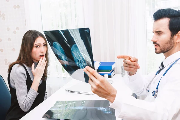 Arzt Zeigt Patientin Krankenhaus Das Röntgenbild — Stockfoto