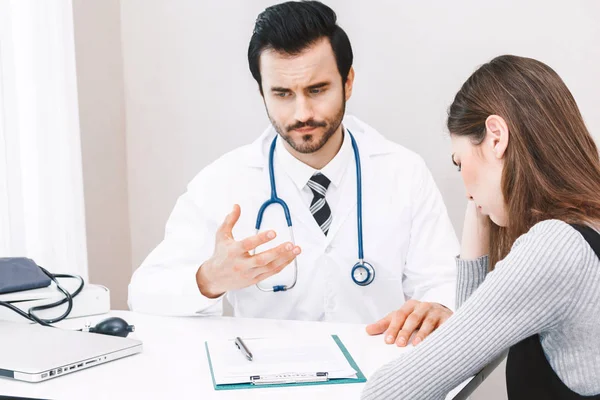 Médecin Patiente Consultant Sur Table Des Médecins Hôpital — Photo