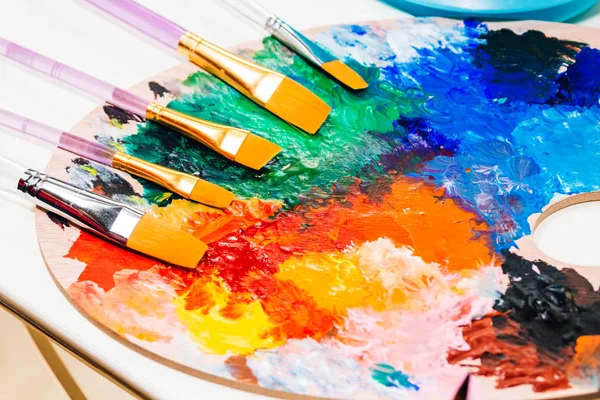 用调色板和水彩颜料在桌子上绘制绘画和艺术画集 — 图库照片