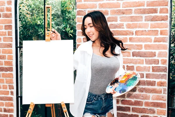 Jovem Artista Posando Com Tela Vazia Pincel Casa — Fotografia de Stock