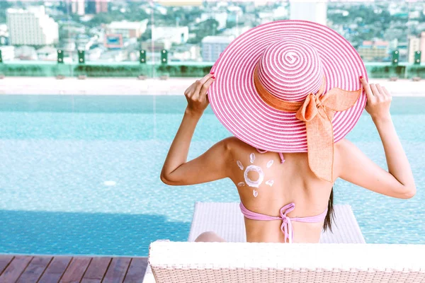 Frau Trägt Sonnencreme Mit Rückensonne Spa Pool Des Resorts Auf — Stockfoto