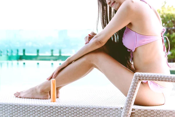 Žena Sedí Bazén Použití Sluneční Clony Noze — Stock fotografie