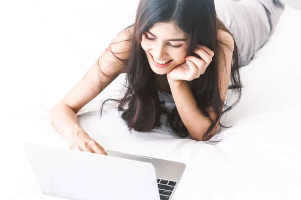 Mujer Usando Computadora Digital Sobremesa Dormitorio —  Fotos de Stock