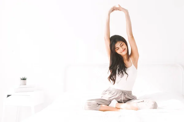 Mujer Estirándose Cama Después Despertar — Foto de Stock