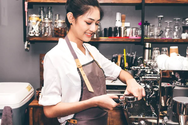 Mujer Barista Utilizando Máquina Café Para Hacer Café Cafetería — Foto de Stock