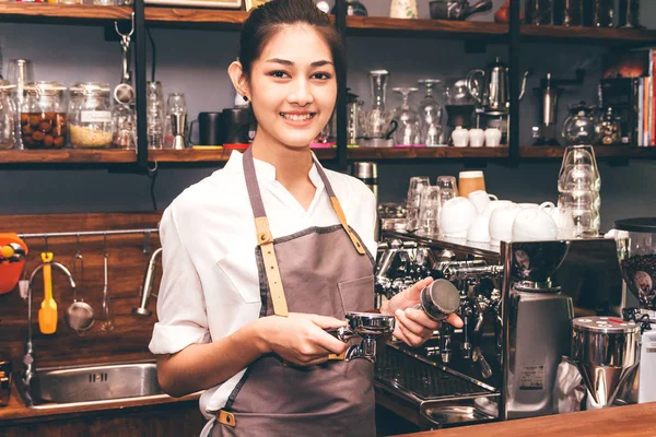Mujer Barista Utilizando Máquina Café Para Hacer Café Cafetería — Foto de Stock
