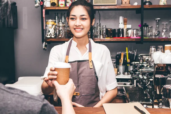 Женщина Бариста Дает Чашку Кофе Клиенту Кафе — стоковое фото