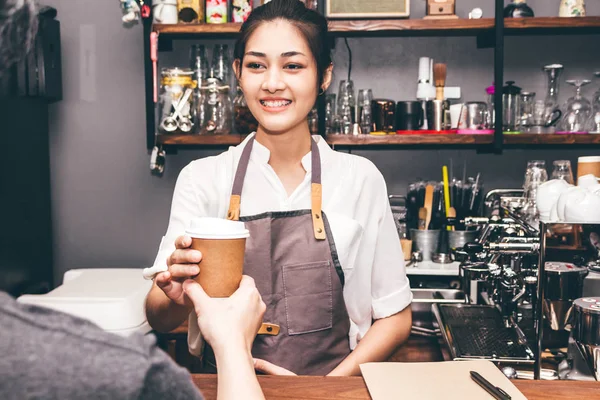 Mujer Barista Dando Taza Café Cliente Cafetería —  Fotos de Stock