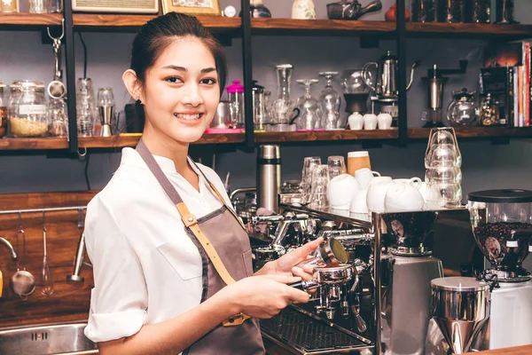 女性バリスタ カフェでコーヒーのコーヒー マシンを使用して — ストック写真