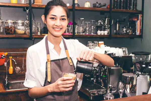 Barista Houden Van Melk Voor Make Koffie Latte Art Coffeeshop — Stockfoto