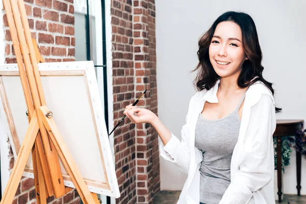 Joven Artista Dibujo Sobre Lienzo Con Paleta Colores Pinturas Acuarela — Foto de Stock