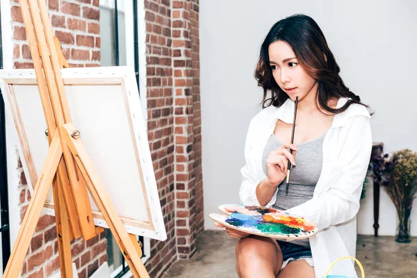 Ung Kvinna Konstnären Ritning Duk Med Färg Palett Och Akvarell — Stockfoto