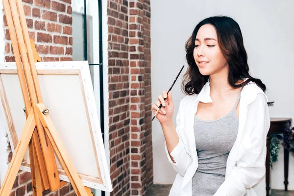 Tuval Boya Fırçası Evde Genç Kadın Sanatçı — Stok fotoğraf