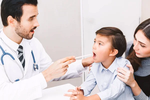 Έχοντας Λαιμό Γιατρός Εξέτασε Τον Έλεγχο Μικρό Αγόρι Στην Hospital — Φωτογραφία Αρχείου