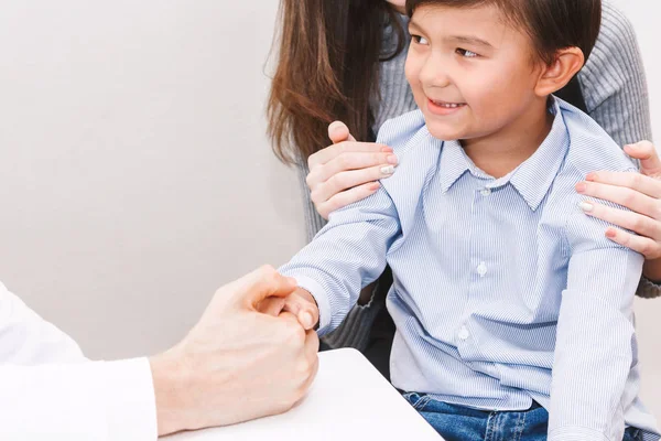 Κρατώντας Χέρι Γιατρός Μικρό Αγόρι Φροντίδα Στο Τραπέζι Τους Γιατρούς — Φωτογραφία Αρχείου
