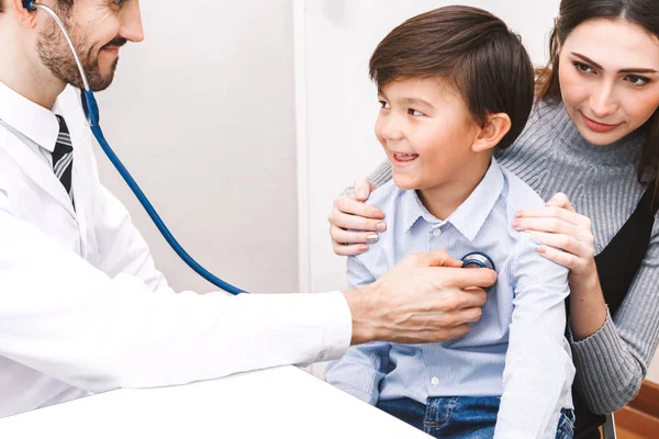 Pane Doktore Vyšetření Malého Chlapce Stetoskop Hospital Healthcare Lékařství — Stock fotografie