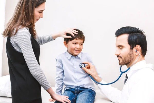 Γιατρός Εξέταση Μικρό Αγόρι Στηθοσκόπιο Στην Hospital Healthcare Και Την — Φωτογραφία Αρχείου