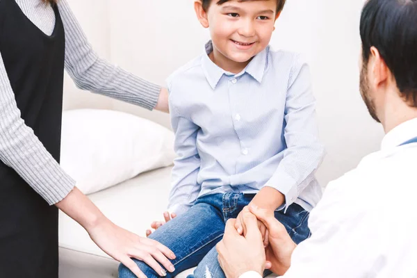 Dokter Memegang Tangan Anak Kecil Dengan Hati Hati Pada Meja — Stok Foto