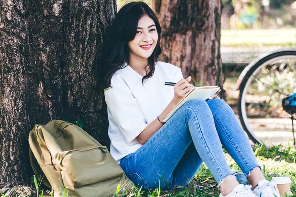 Mulher Estudantes Lendo Cadernos Livre Conceito Educação — Fotografia de Stock