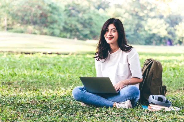 Frau Entspannt Sich Mit Laptop Auf Gras Park — Stockfoto