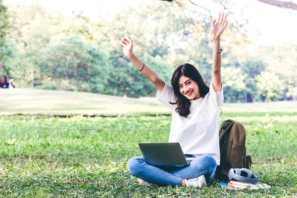 Жінка Відпочиває Ноутбуком Сидячи Траві Парку — стокове фото