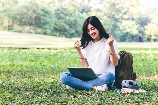 Жінка Відпочиває Ноутбуком Сидячи Траві Парку — стокове фото