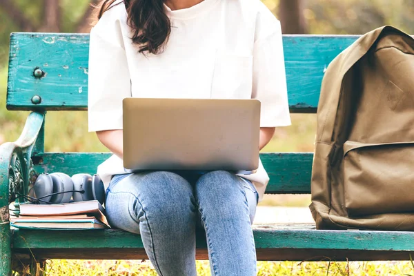 Frau Entspannt Sich Mit Laptop Auf Gras Park — Stockfoto