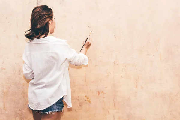 Młoda Kobieta Artysta Rysunek Ścianie Kopii Przestrzeni Pędzel Akwarela Farby — Zdjęcie stockowe