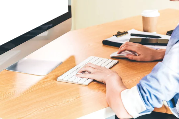 Empresária Trabalhando Com Computador Digitando Texto Teclado Escritório Moderno — Fotografia de Stock