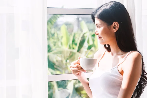 Mujer Tomando Café Dormitorio Por Mañana —  Fotos de Stock