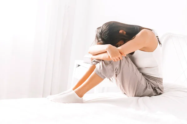 Depressieve Vrouw Huilen Haar Bed — Stockfoto