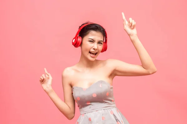 Szczęśliwa Kobieta Słuchawkami Słuchanie Muzyki Dobra Zabawa Taniec Różowym Tle — Zdjęcie stockowe
