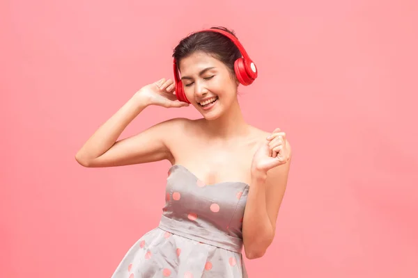 Szczęśliwa Kobieta Słuchawkami Słuchanie Muzyki Dobra Zabawa Taniec Różowym Tle — Zdjęcie stockowe