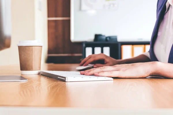 Empresaria Que Trabaja Con Computadora Escribe Texto Teclado Oficina Moderna — Foto de Stock