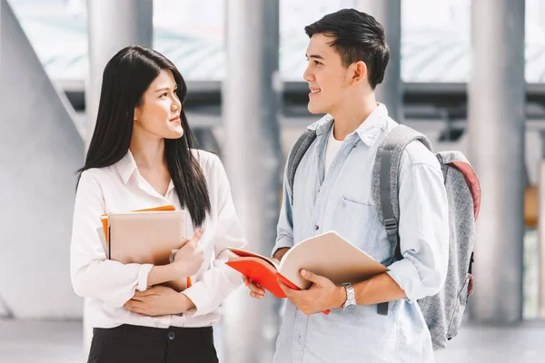 Twee Studenten Laptops Buitenshuis Houden Aan Universiteit Onderwijs Concept — Stockfoto