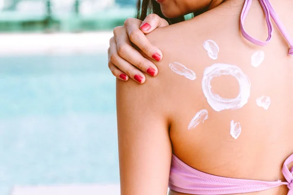 Woman Wearing Two Piece Bikini Applying Suncream Sun Drawn Back — Stock Photo, Image