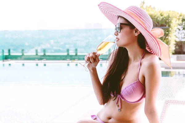 Γυναίκα Πίνοντας Κοκτέιλ Στην Πισίνα Για Χαλαρωτικές Καλοκαιρινές Διακοπές Στο — Φωτογραφία Αρχείου