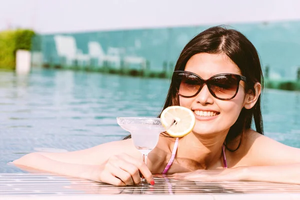 Vrouw Het Dragen Van Bikini Drinken Cocktail Zwembad Zomervakantie Ontspannen — Stockfoto