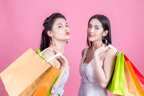 Retrato Dos Hermosas Mujeres Sosteniendo Bolsas Compras Disfrutando Compras Sobre — Foto de Stock