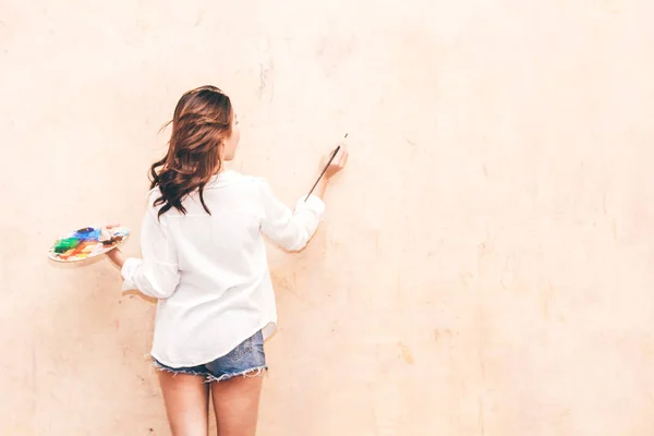 Jonge Vrouw Kunstenaar Puttend Uit Muur Met Kopie Ruimte Penseel — Stockfoto