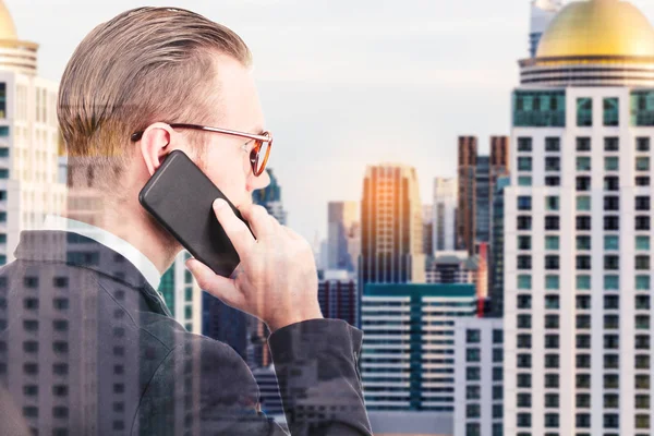 Takım Elbiseli Adamı Çift Pozlama Akıllı Telefon Şehir Arka Plan — Stok fotoğraf
