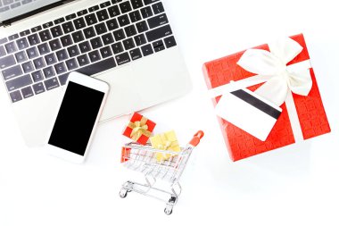Ahşap arka plan üzerinde sepet ve kredi kartı Alışveriş - Online alışveriş kavramı ile dizüstü bilgisayar