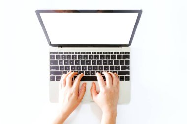 Üstten görünüm el Beyaz ofis resepsiyon masası üzerinde boş ekranlı dizüstü bilgisayar kullanın. Düz yatıyordu