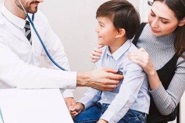 Doktor muayene hospital.healthcare ve tıp stetoskop ile küçük çocuk