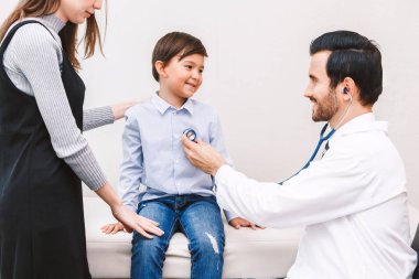 Doktor muayene hospital.healthcare ve tıp stetoskop ile küçük çocuk
