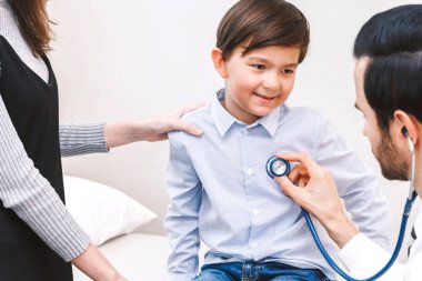 Doktor muayene hospital.healthcare ve tıp stetoskop ile küçük çocuk