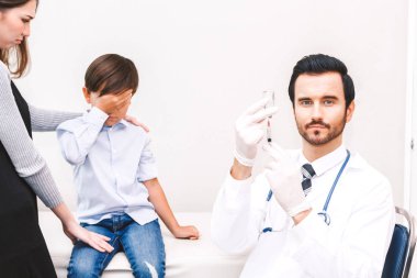 Küçük çocuk çocuk ve anne hospital.healthcare ve tıp doktorlar masada veren enjeksiyon Doktor koruyucu eldiven